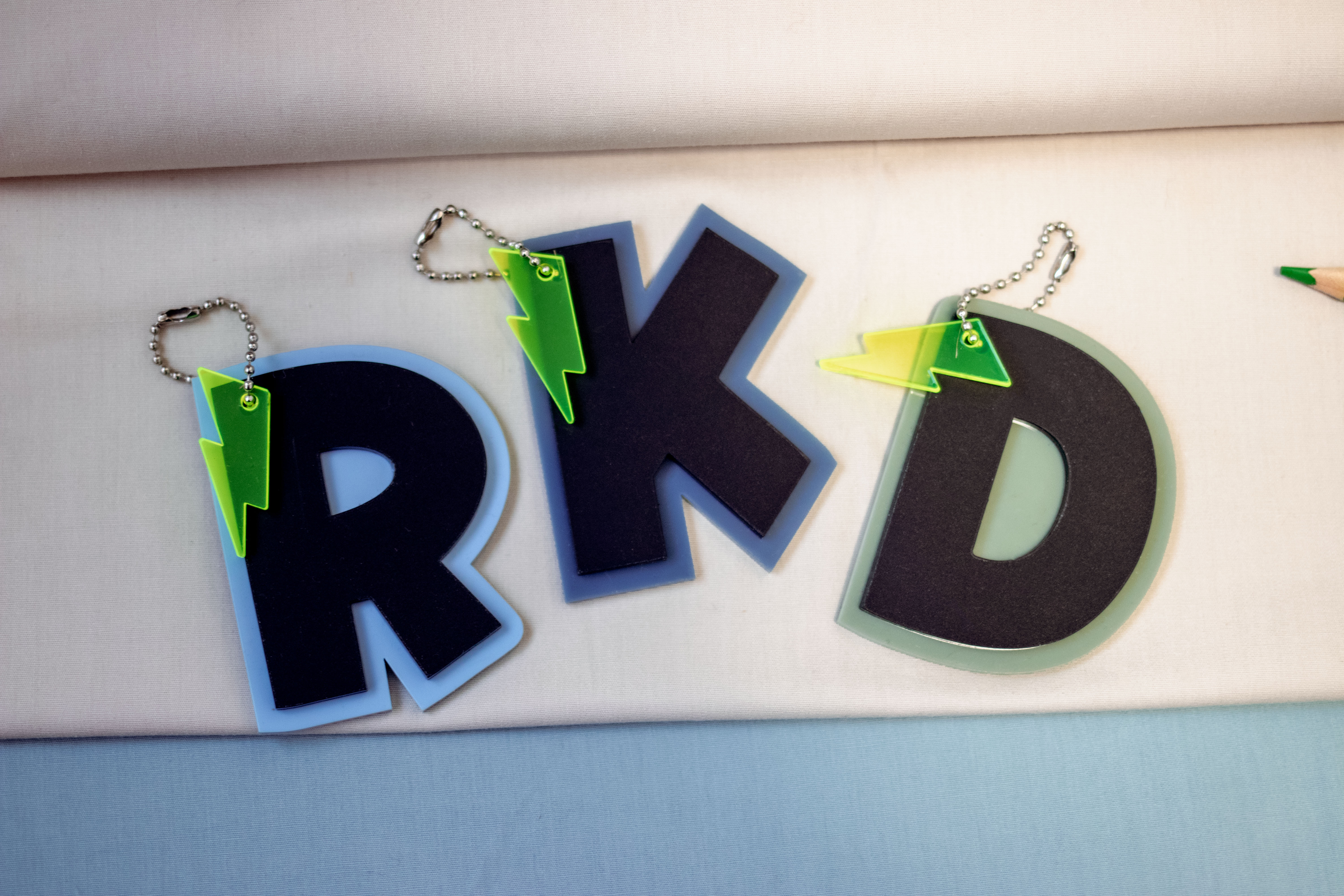 Invy Design - Anhänger Cartoon Buchstabe mit Blitz